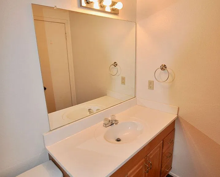 511 W Oak St #14 — Photo 13