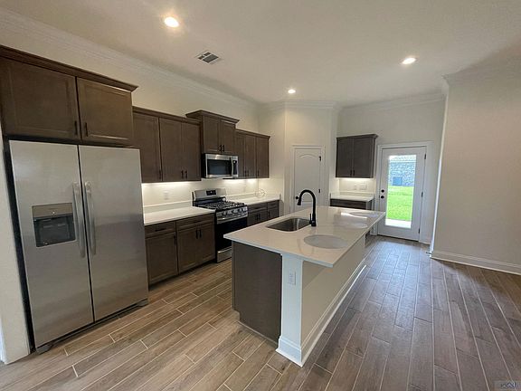 4th image of 148 Oriole St