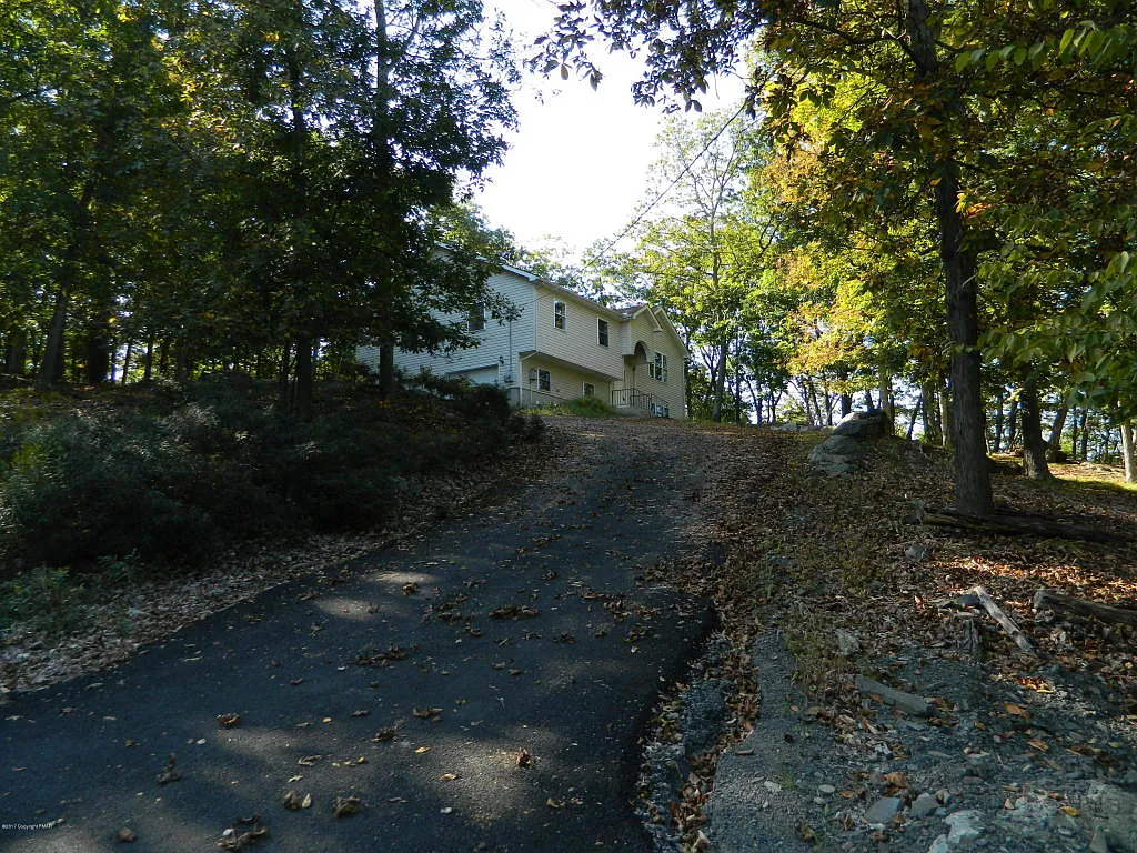 629 Lakeside Dr photo 1