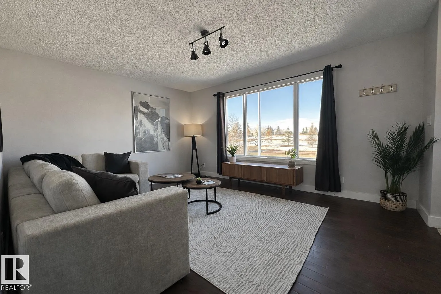 3 Bed 1 Bath Upper Suite Fraser Edmonton — Photo 3