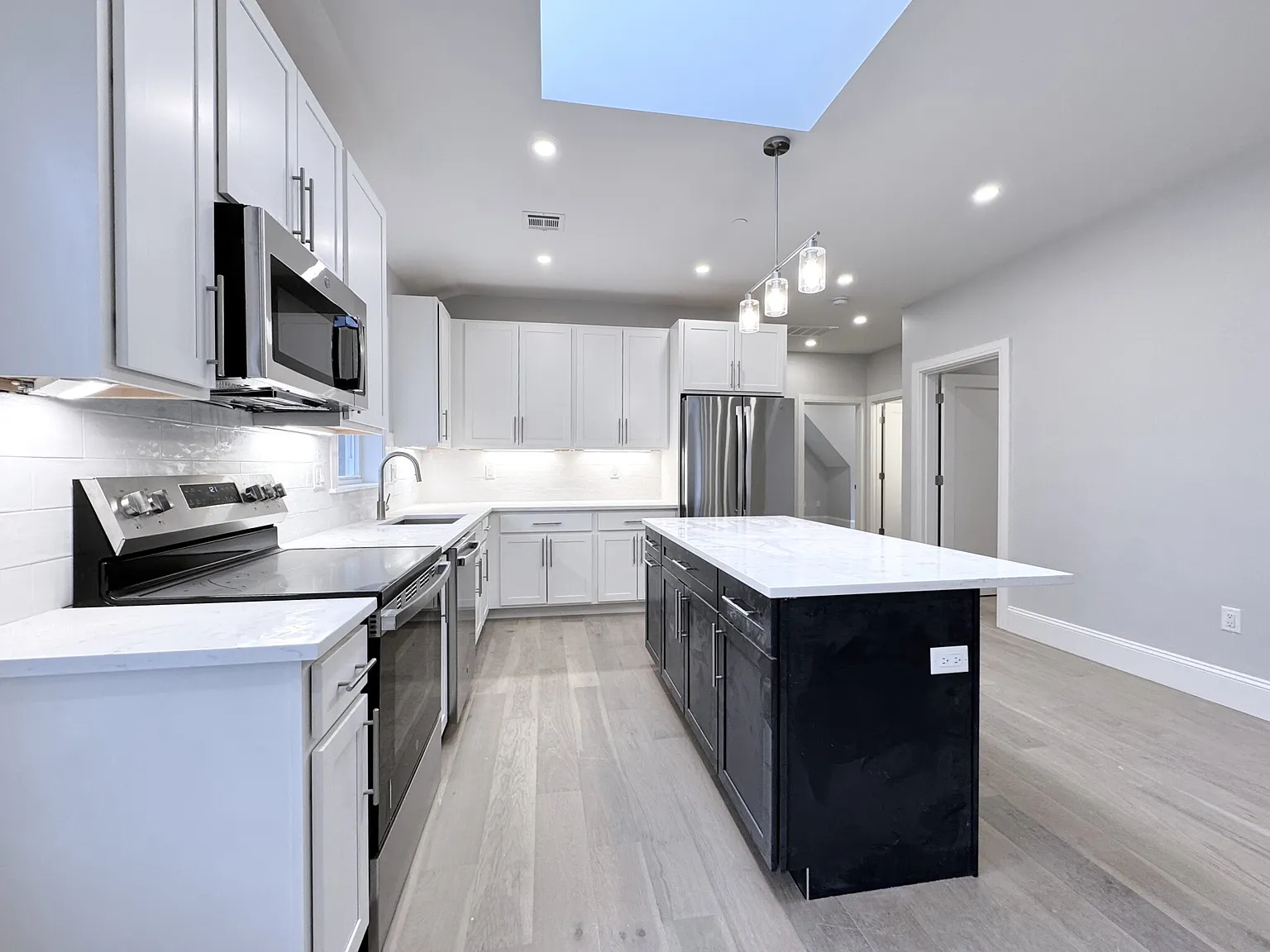 3 bed, 1600 sqft, $4,000 — Photo 2
