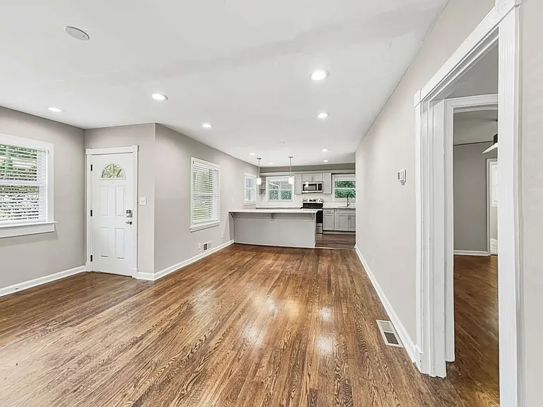 1096 Longshore Dr — Photo 2
