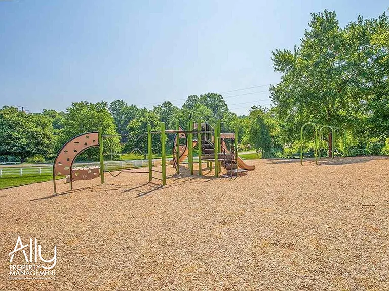 1003 Wintergreen Ln — Photo 26