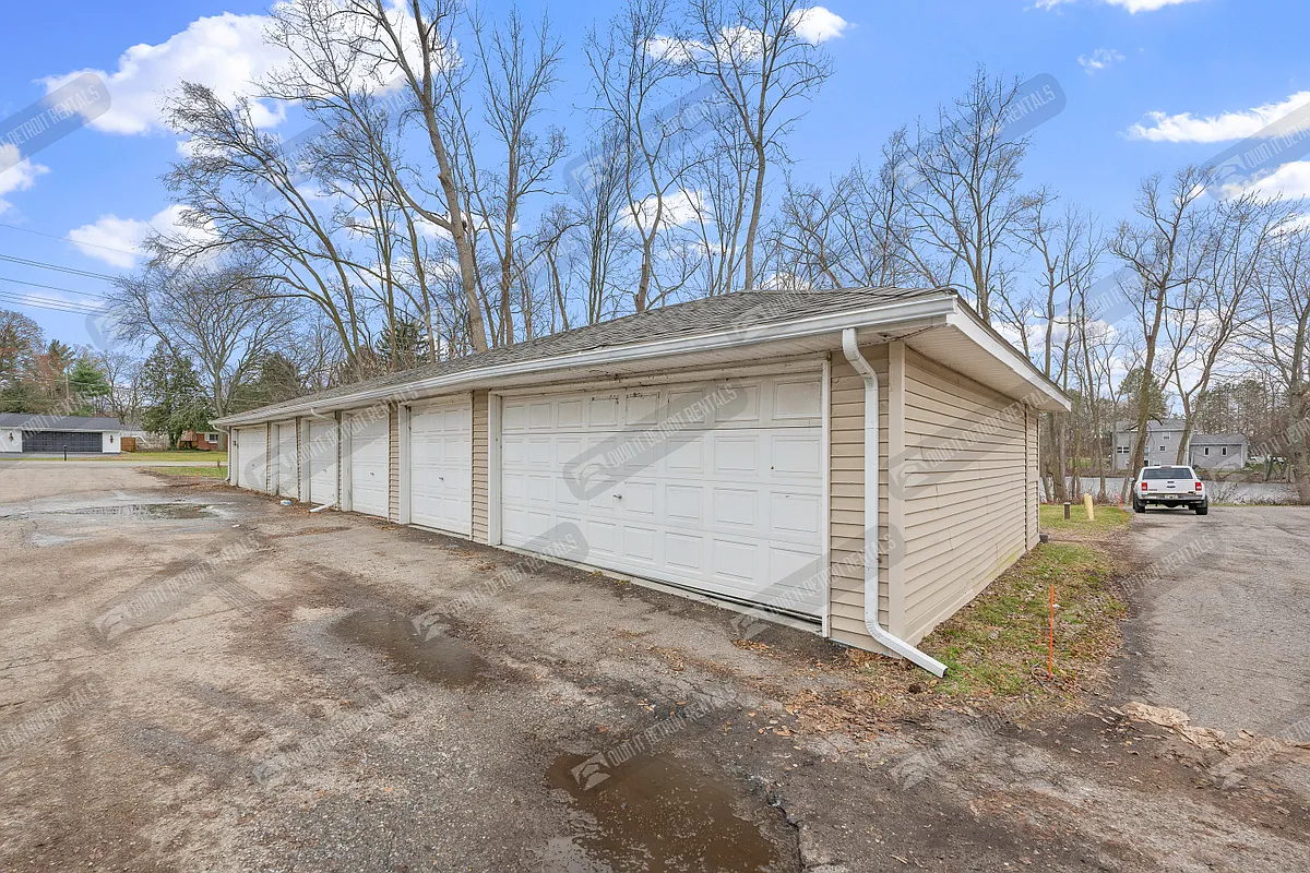 Building Photo - 2245 S Commerce Rd