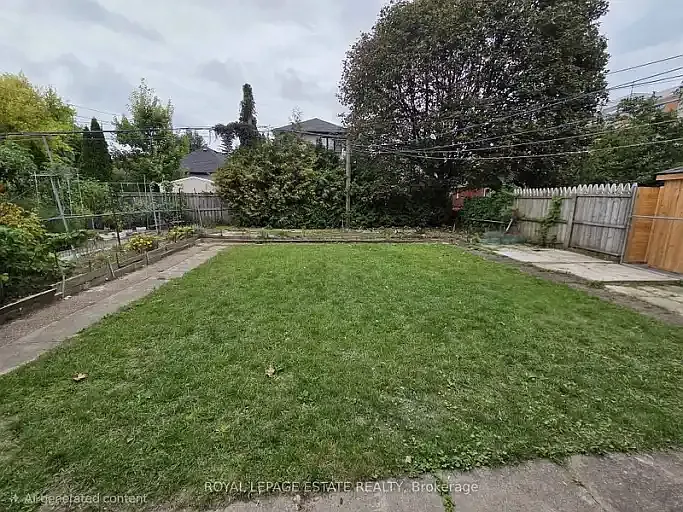 839 Coxwell Ave — Photo 2