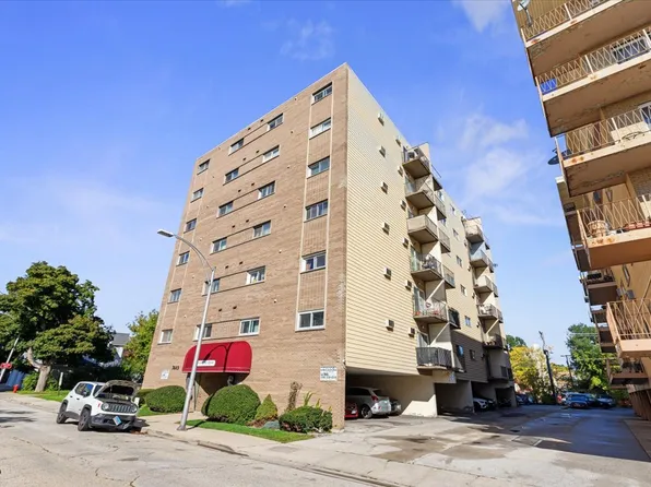 7449 Washington St APT 202, Forest Park, IL 60130