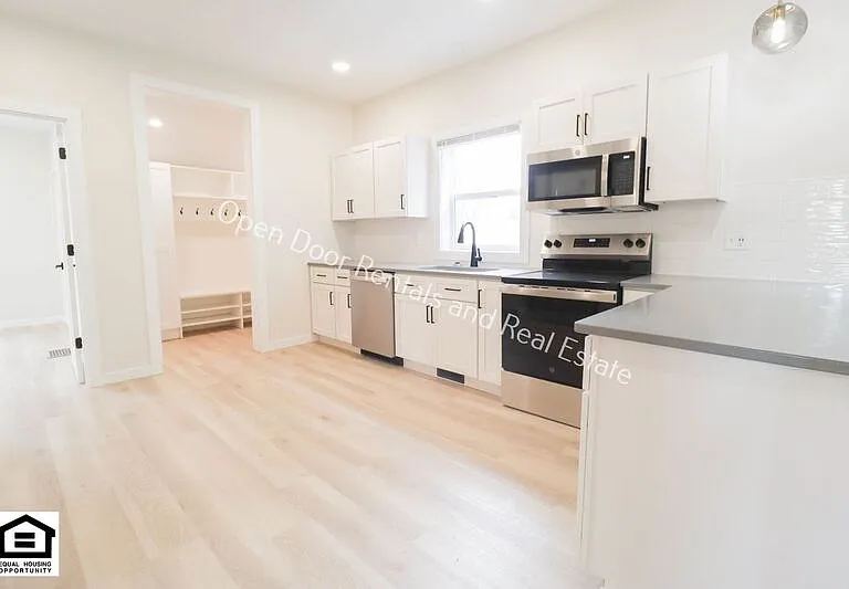 417 W 4th St #100 — Photo 5