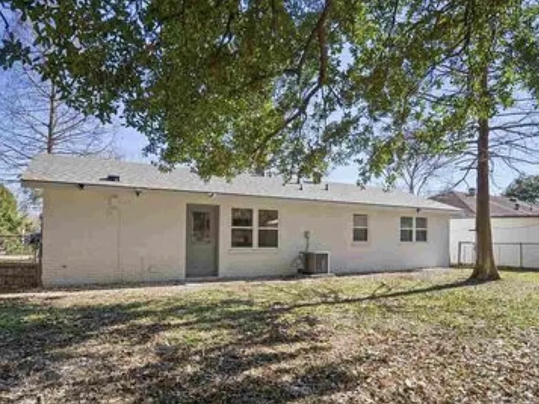 7518 Meadow Park Ave — Photo 2