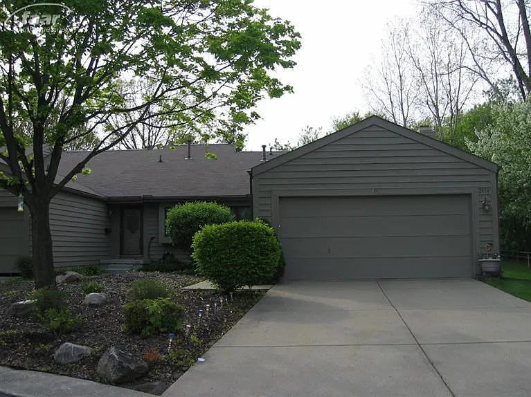 2454 Valley Oaks Cir photo 1