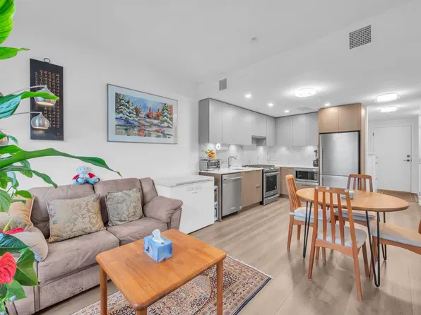 648 Lea Ave #210, Coquitlam, BC V3J 4H3