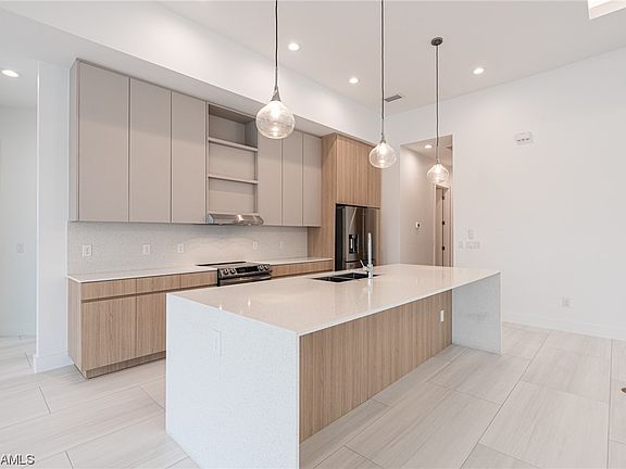 5th image of 2346 NW 37th Pl