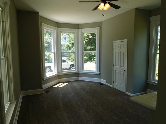 2nd image of 910 Summit Ave
