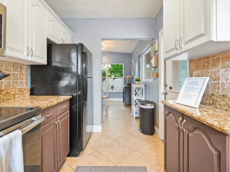 2420 Mineola Dr S — Photo 19