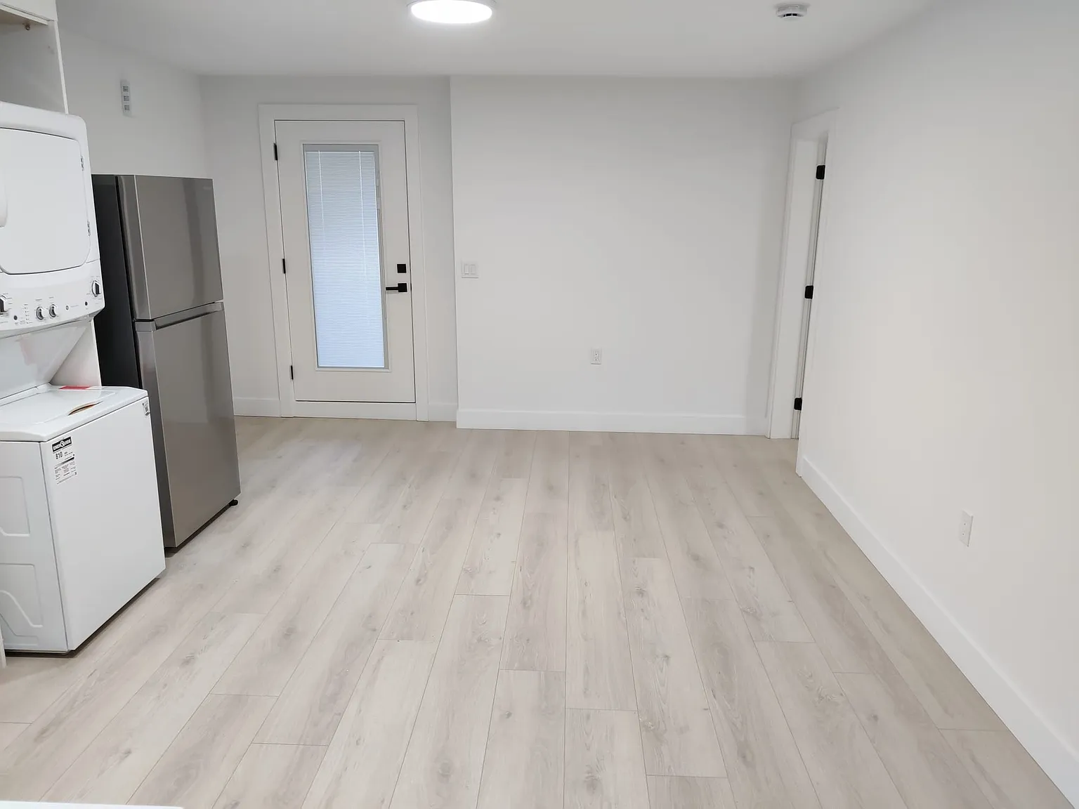 2 bed, 700 sqft, $1,800 — Photo 2