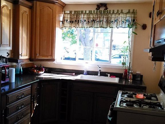 4th image of 236 SE Wisteria Dr