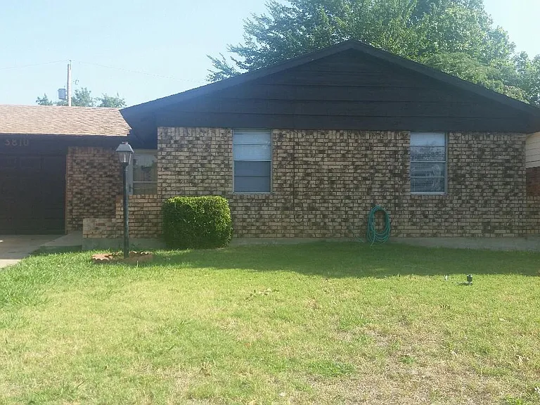 3810 SE Dorchester Dr — Photo 1