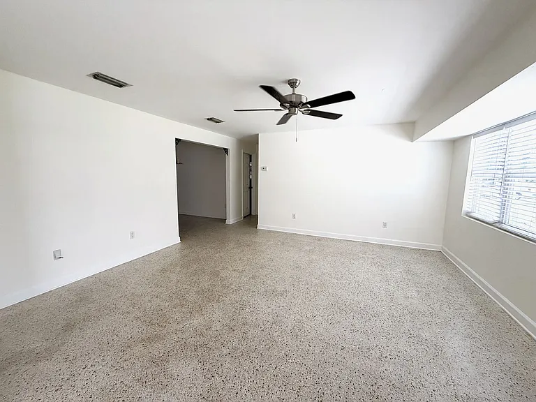 1637 S Mayfair Rd — Photo 4