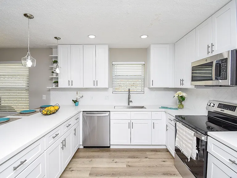 2835 Colony Dr — Photo 8