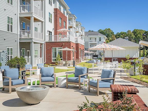 Outdoor Dining and Firepit