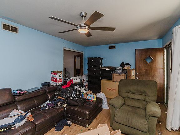 4th image of 698 Prairie Park Rd