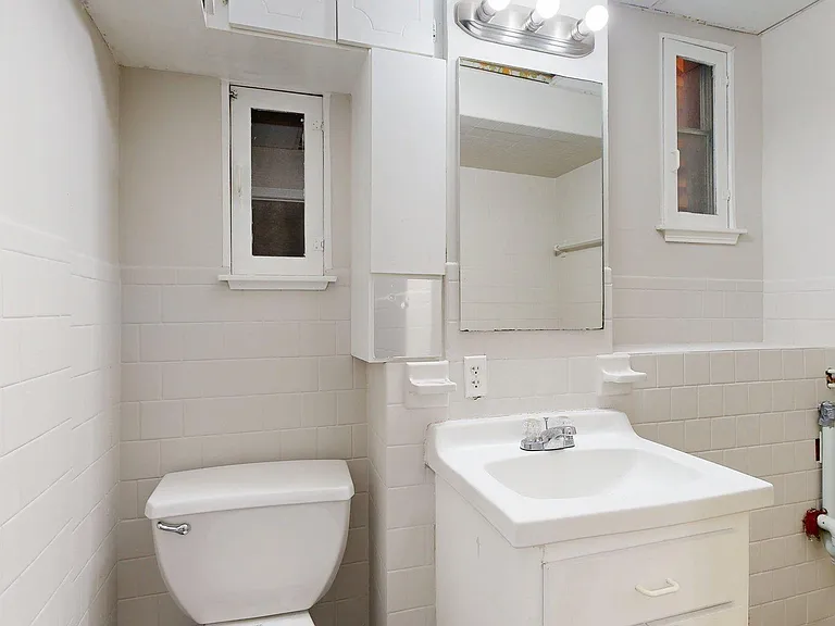 137 Chelsea St #2 — Photo 5