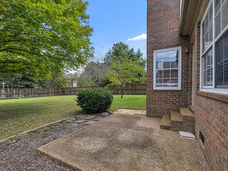 128 Clarendon Cir — Photo 40
