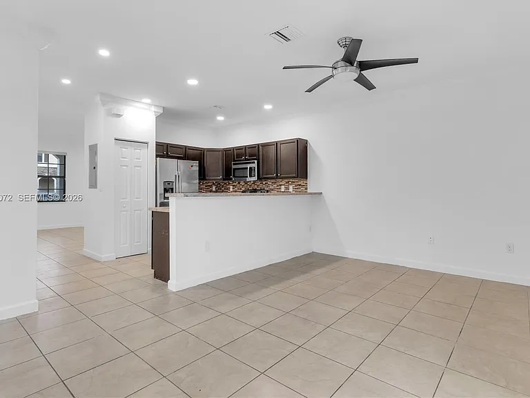 3202 SE 6th St #3202 — Photo 5