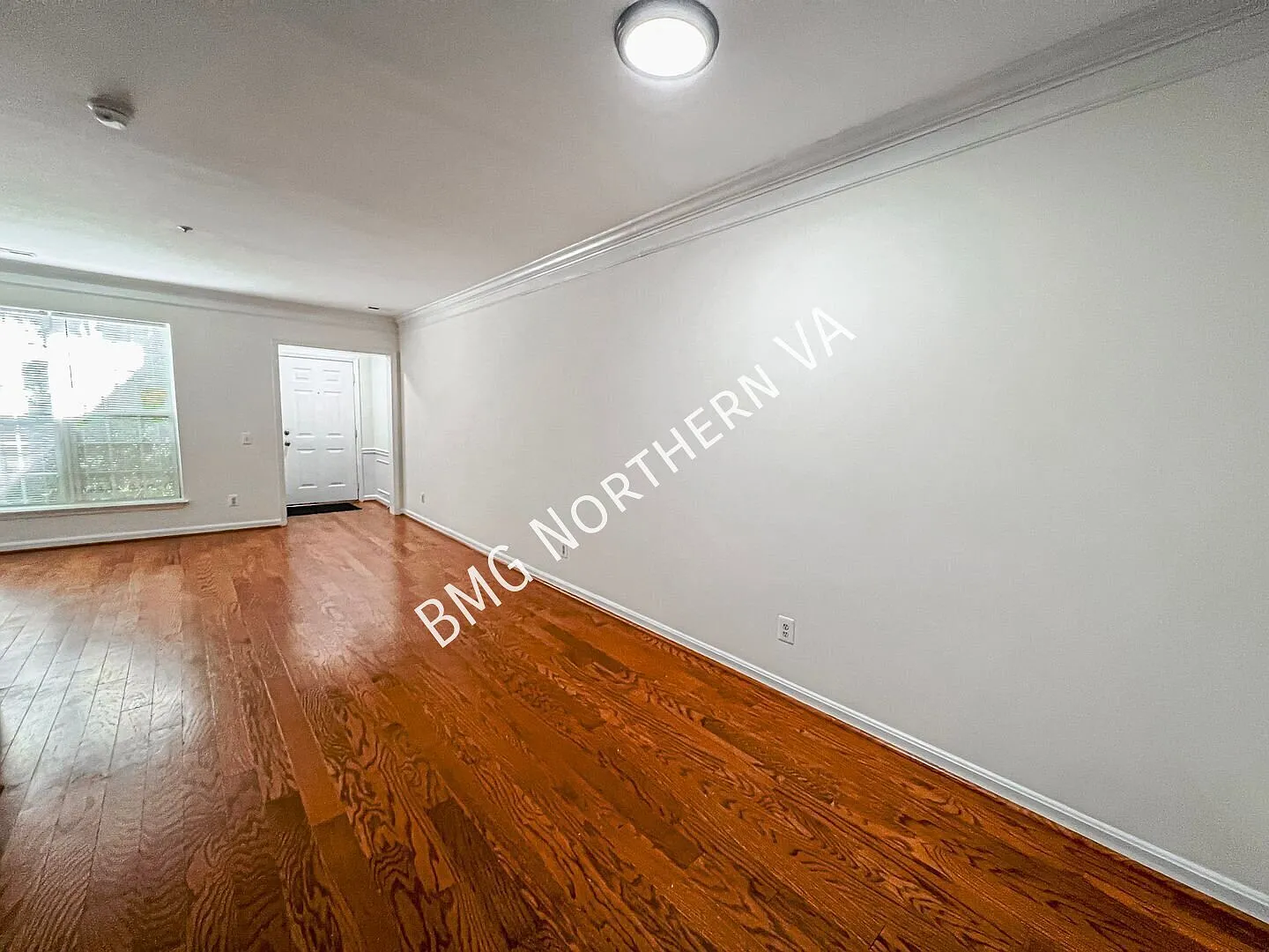 Lovely 2BR/2.5 BA Interior Townhome In Beautiful Dominion Station — Photo 3