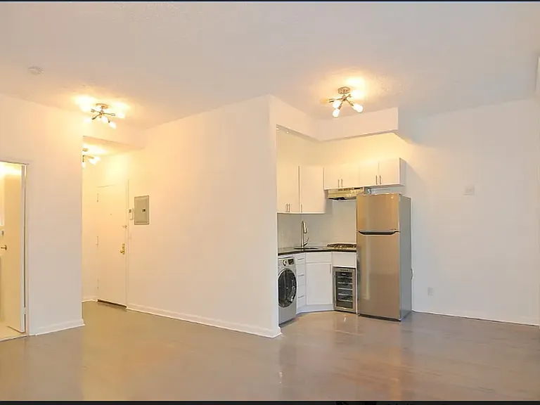 230 E 58th St #2A — Photo 1