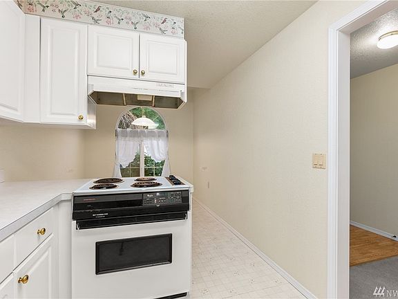 5th image of 216 E B Browning Dr