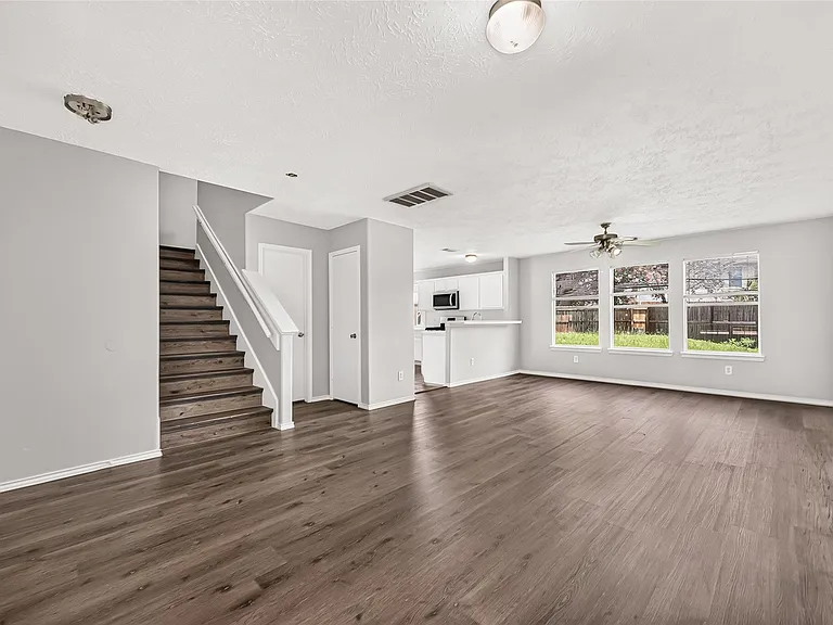 19451 Nasworthy Dr — Photo 10