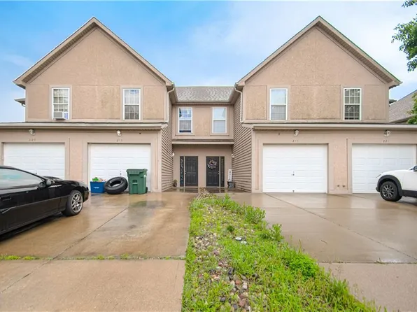 217 N 6th Ter, Louisburg, KS 66053