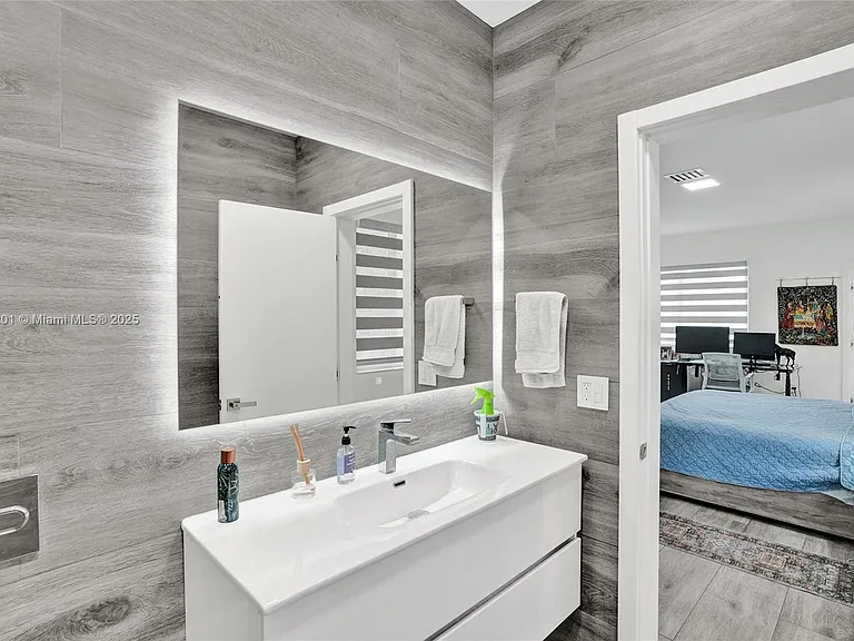 3784 Sheridan Ave — Photo 12