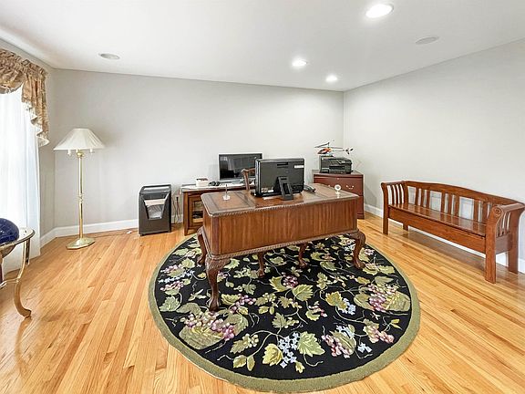 4th image of 2 Fox Hollow Ln