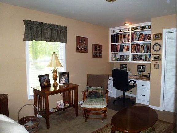 3rd image of 136 Queens Ct