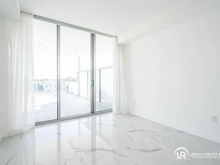 8425 Crespi Blvd #303 — Photo 33