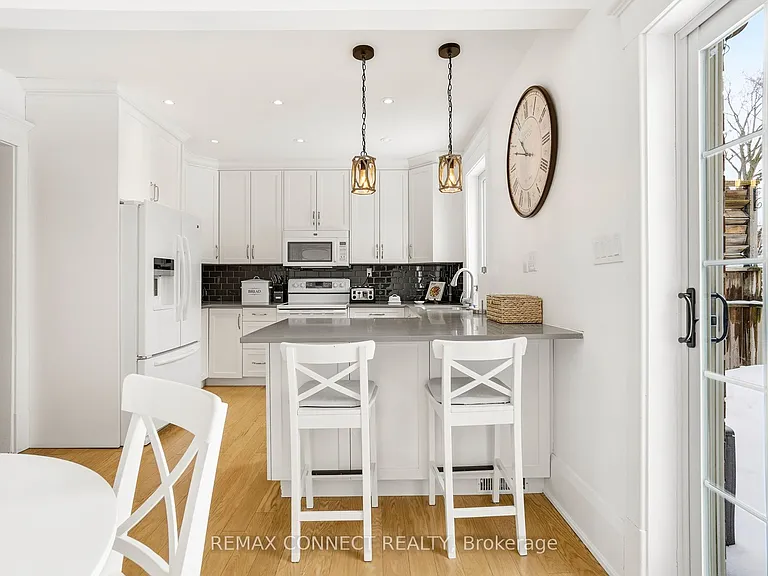 60 Woodbury Rd — Photo 17