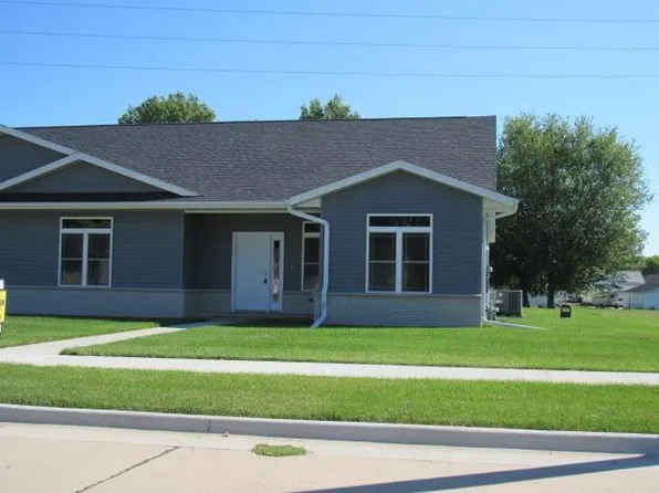 676 N Chestnut St, Monticello, IA 52310