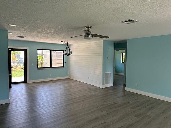 3rd image of 907 SE Lake Street