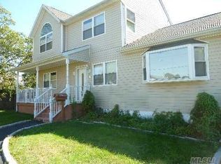 6 Seminole Dr, Bay Shore, NY 11706