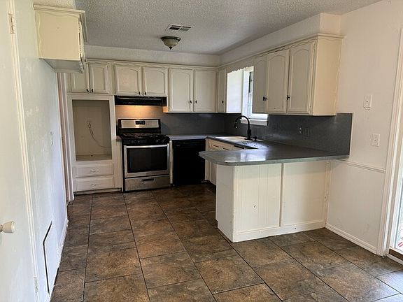 2nd image of 3057 Overland Dr