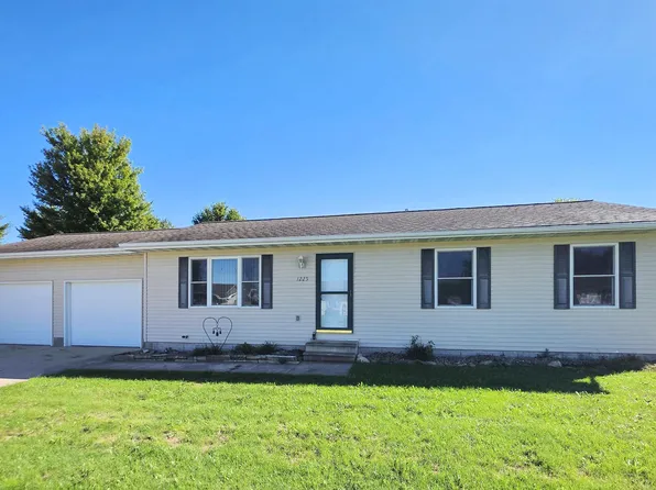 1225 1st St, Jesup, IA 50648