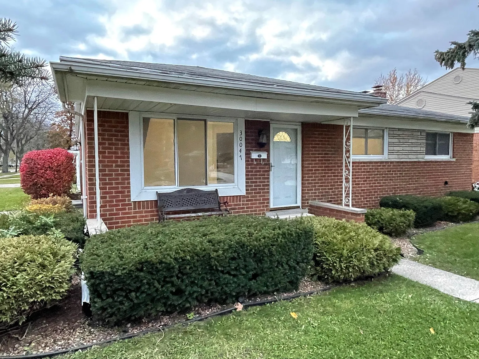 3 bed, 1.5 bath, 1300 sqft, $2,300 — Photo 3