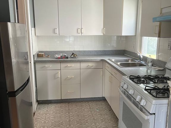 4th image of 20493 Coventry St