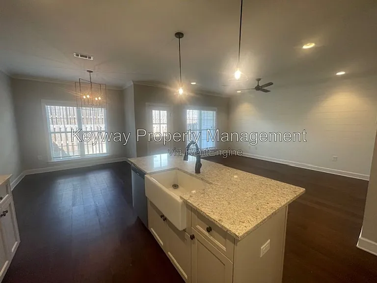 1933 Avenel Ln — Photo 6