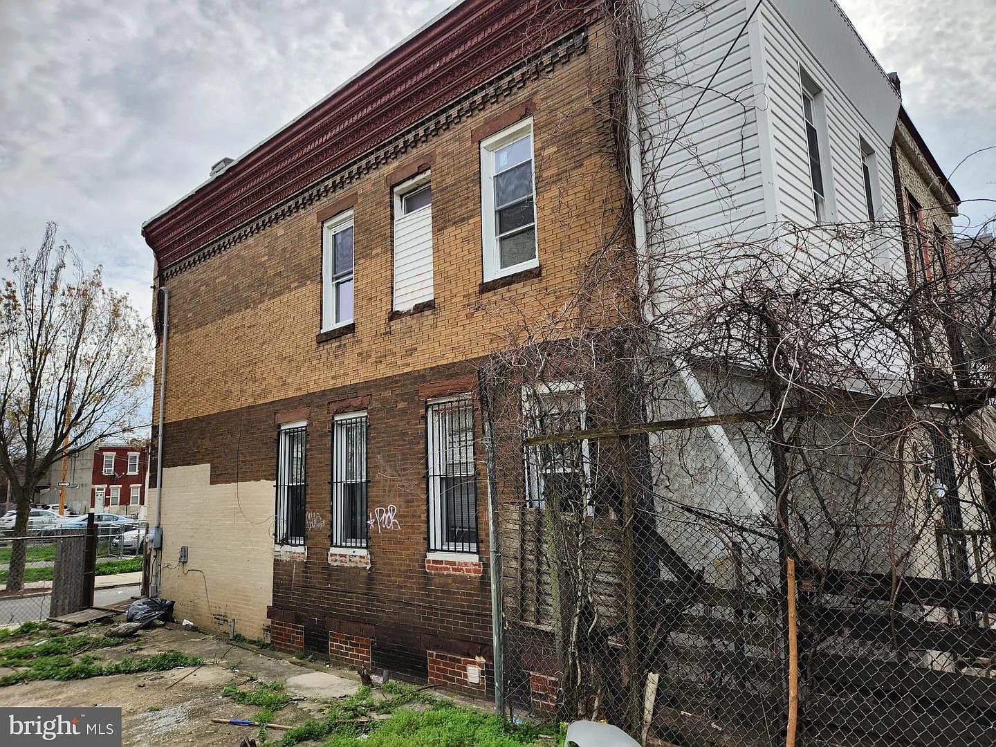2042 E Monmouth St photo 1