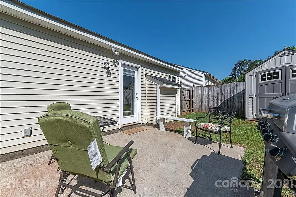 3 bed, 1205 sqft, $2,200 — Photo 3