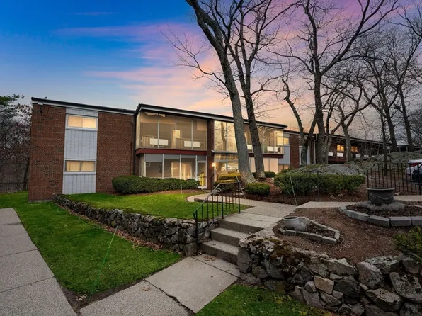 121 Grove St APT 4, West Roxbury, MA 02132