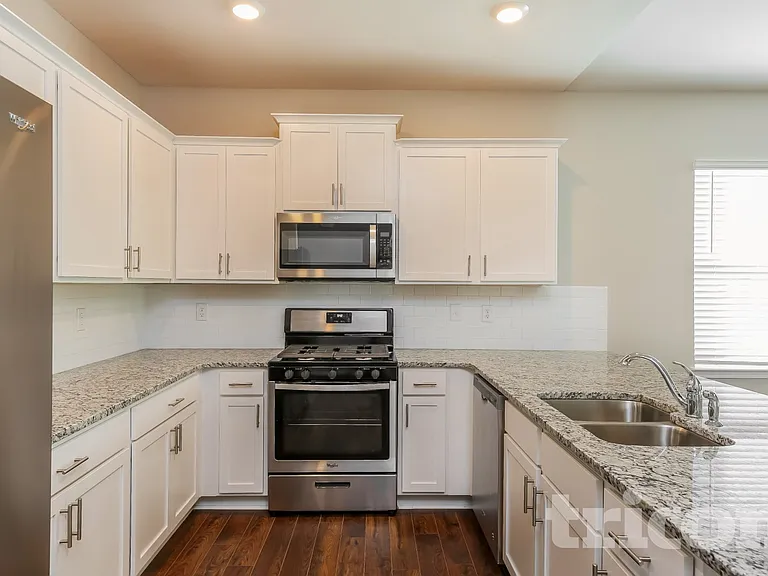 250 Fenwick Dr — Photo 5