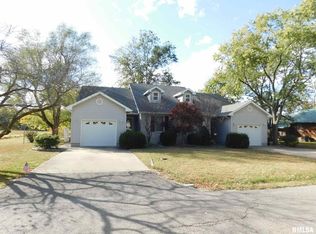 915/917 Roddy Rd, Salem, IL 62881